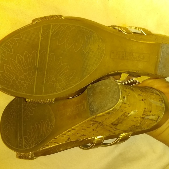 Gold mootsie tootsie wedge sandals 8 - Picture 2 of 4